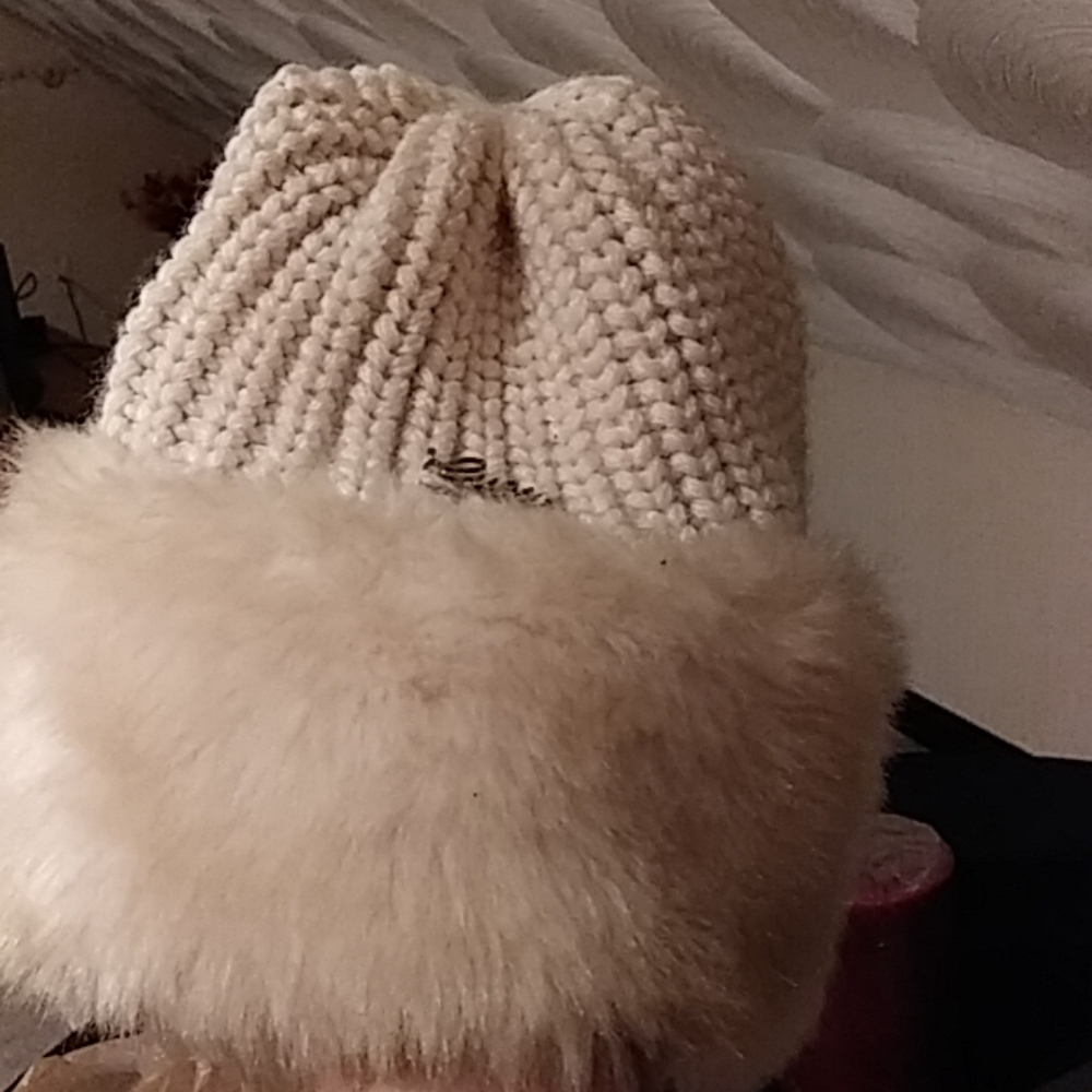 Guess winter hat